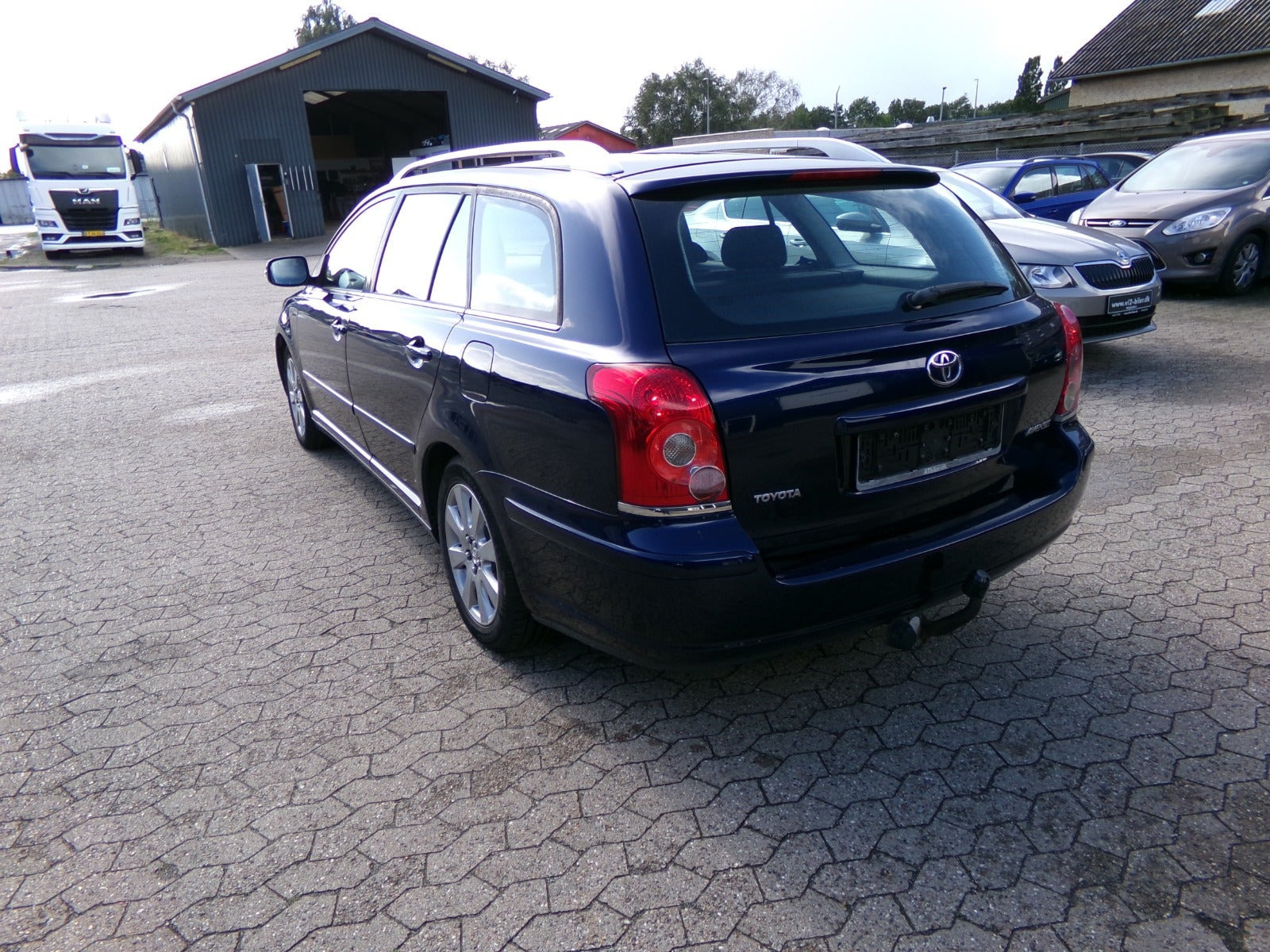 Blå Toyota Avensis fra 2008