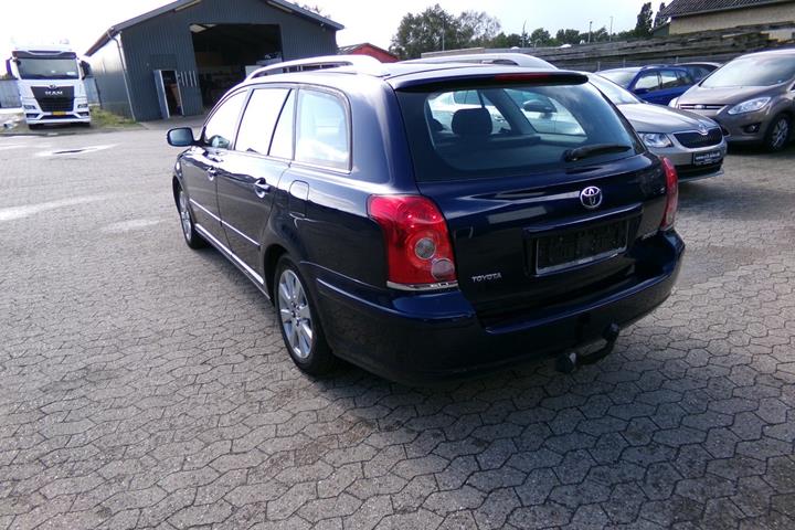 Blå Toyota Avensis fra 2008