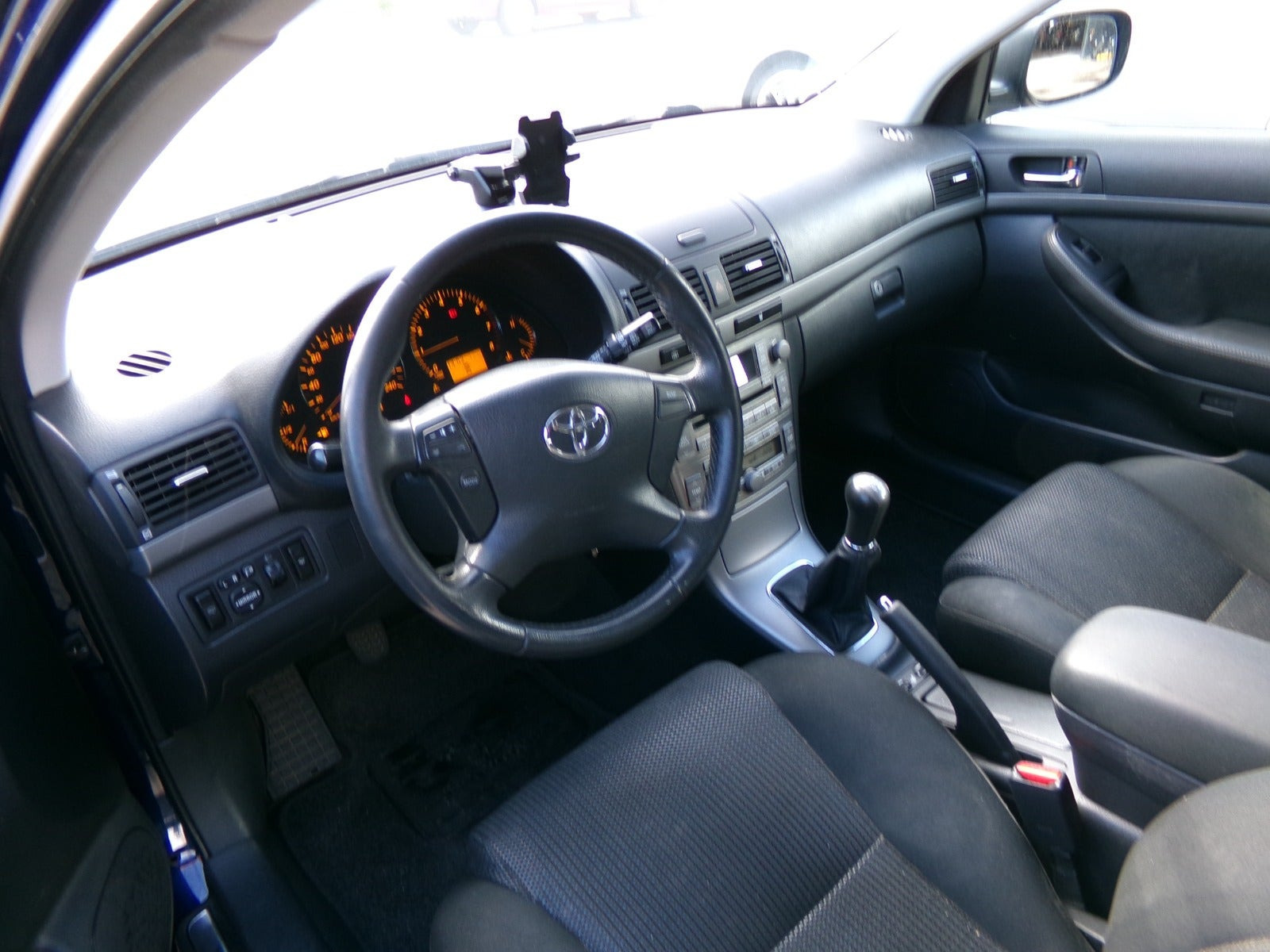 Blå Toyota Avensis fra 2008