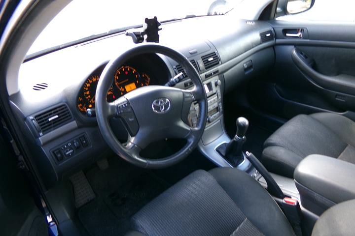Blå Toyota Avensis fra 2008