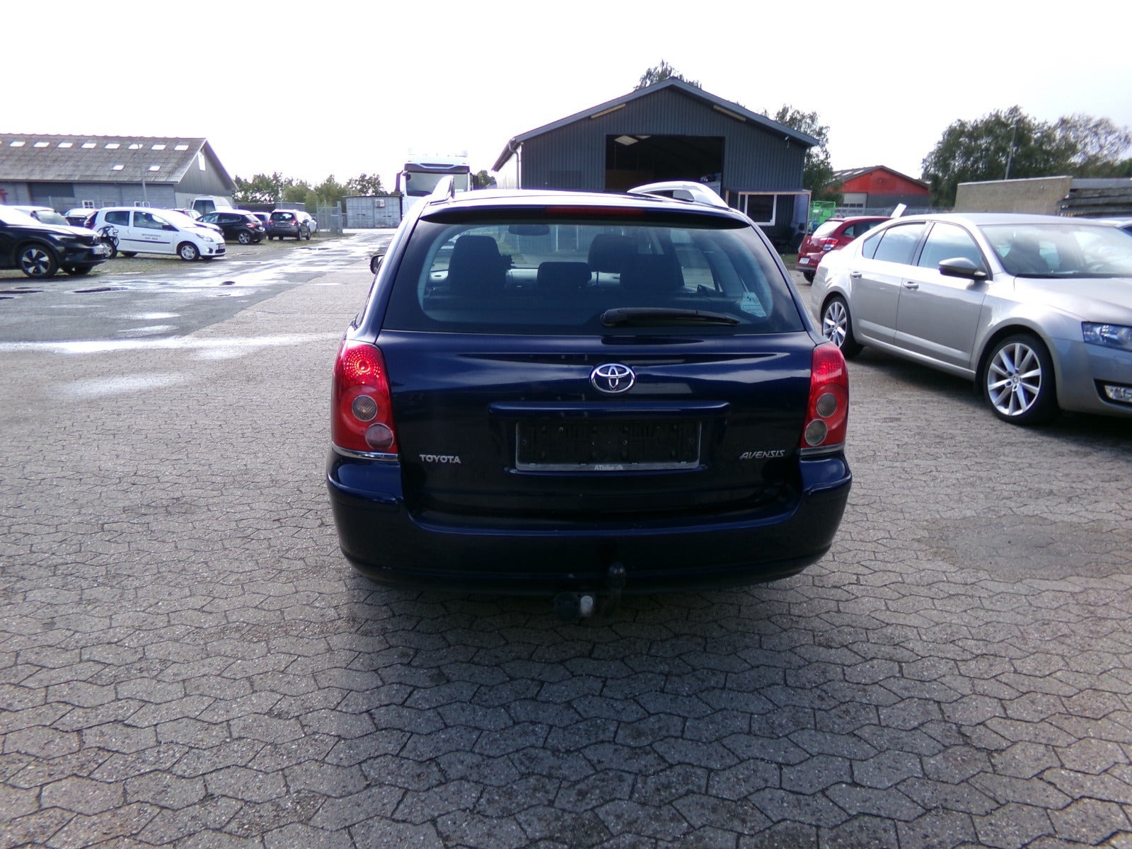 Blå Toyota Avensis fra 2008