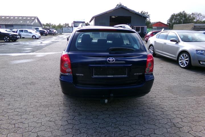 Blå Toyota Avensis fra 2008