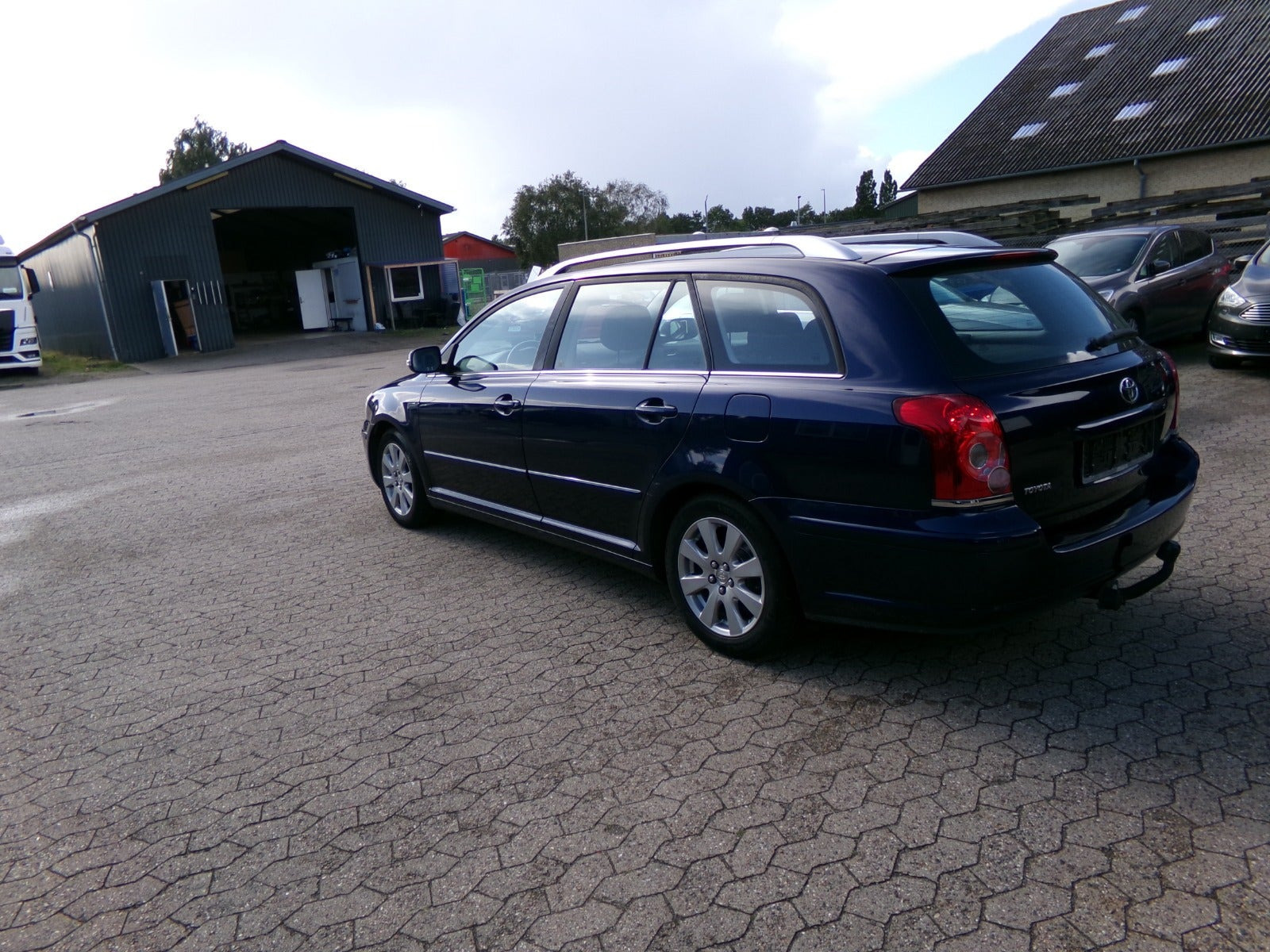 Blå Toyota Avensis fra 2008