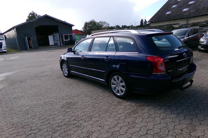 Blå Toyota Avensis fra 2008