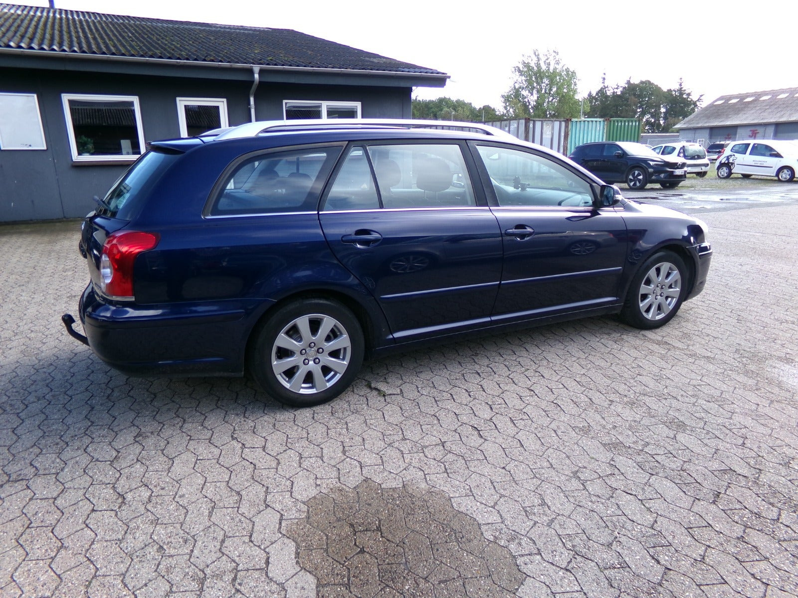 Blå Toyota Avensis fra 2008