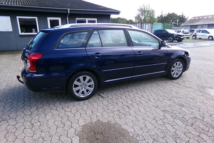 Blå Toyota Avensis fra 2008