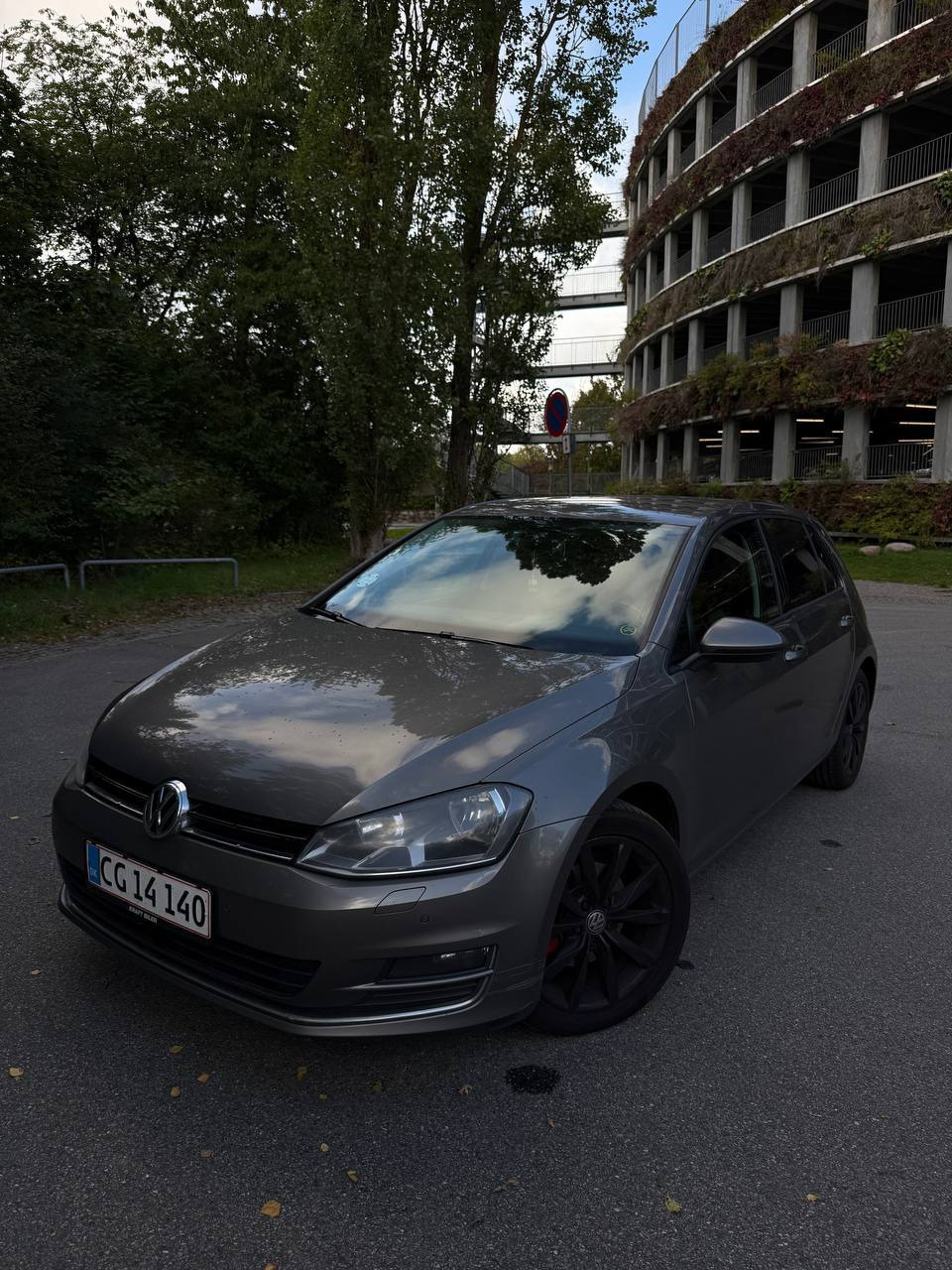 Grå VW Golf fra 2013