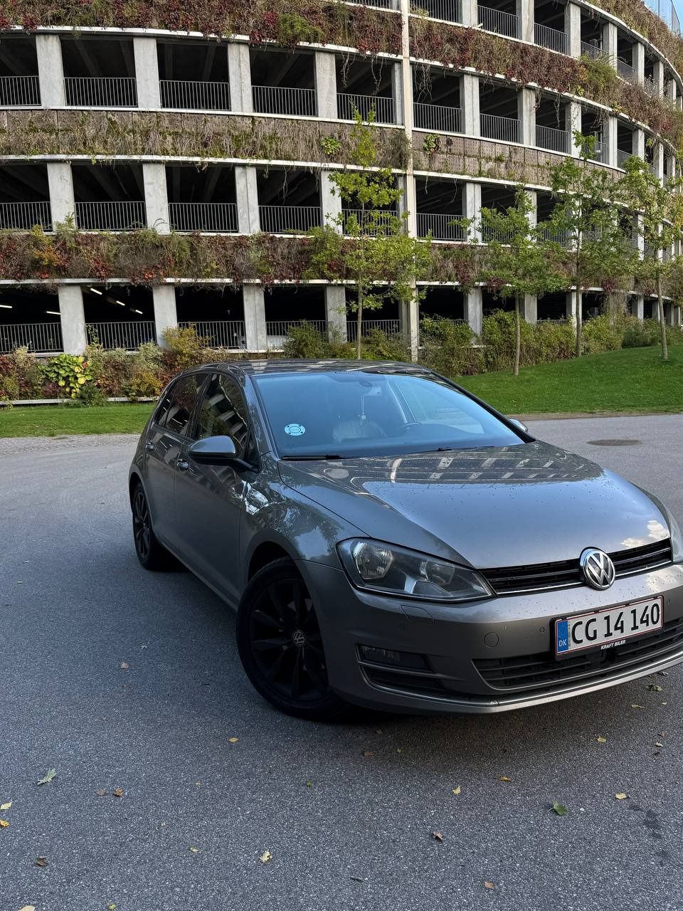 Grå VW Golf fra 2013