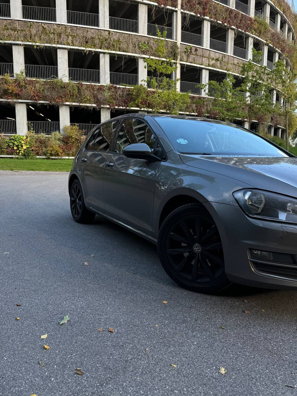 Grå VW Golf fra 2013