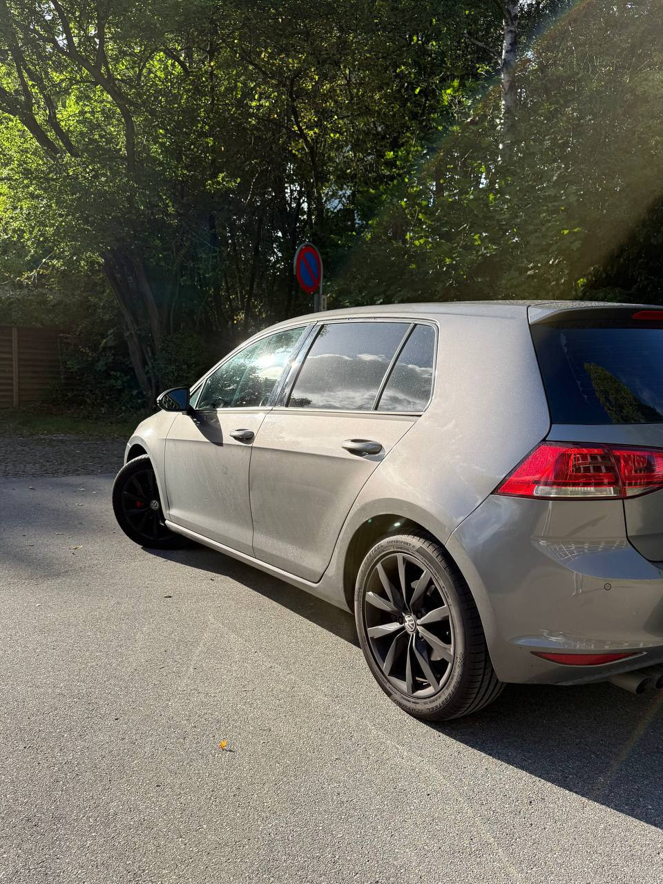 Grå VW Golf fra 2013