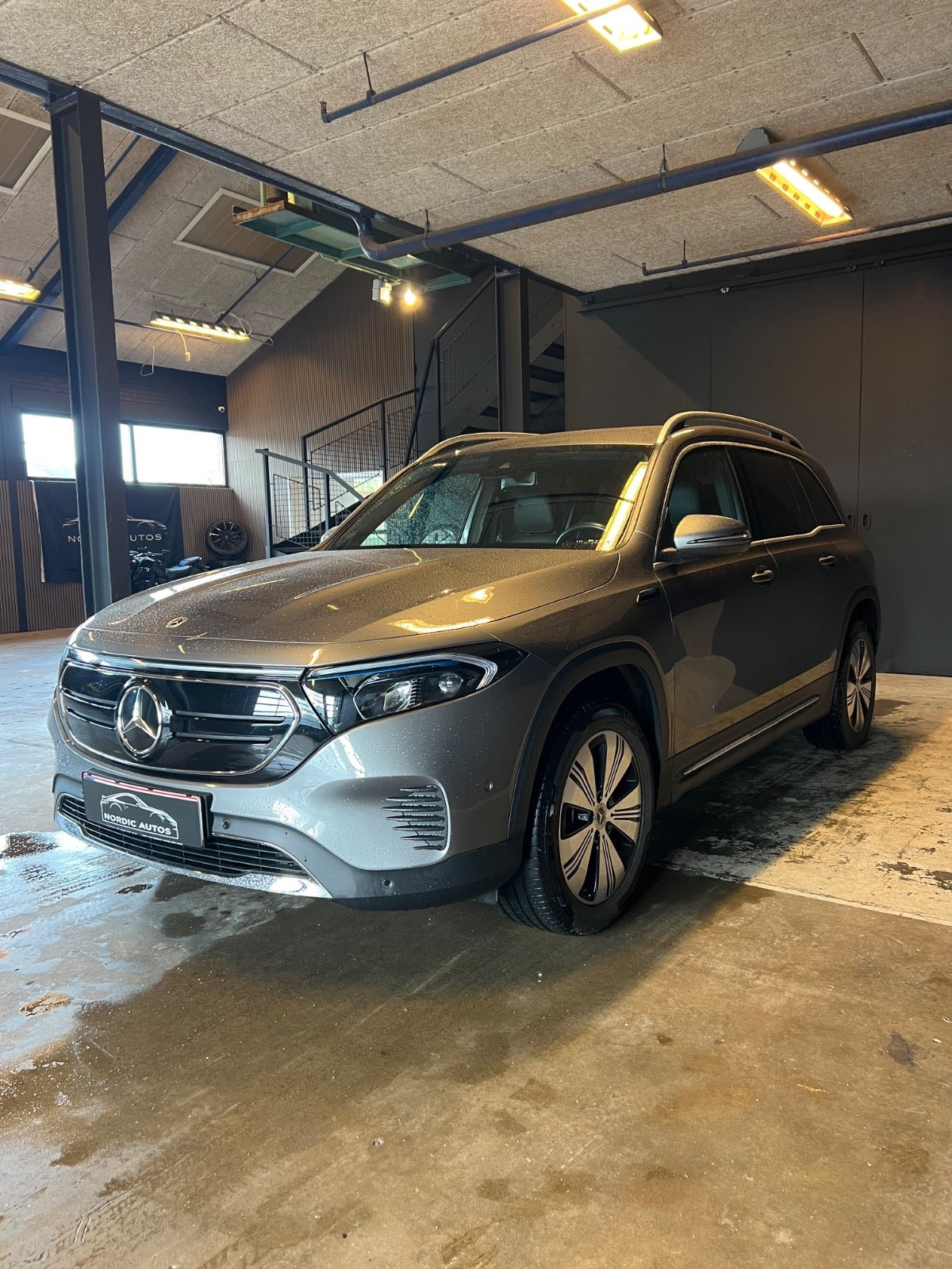 Grå Mercedes EQB250 fra 2022