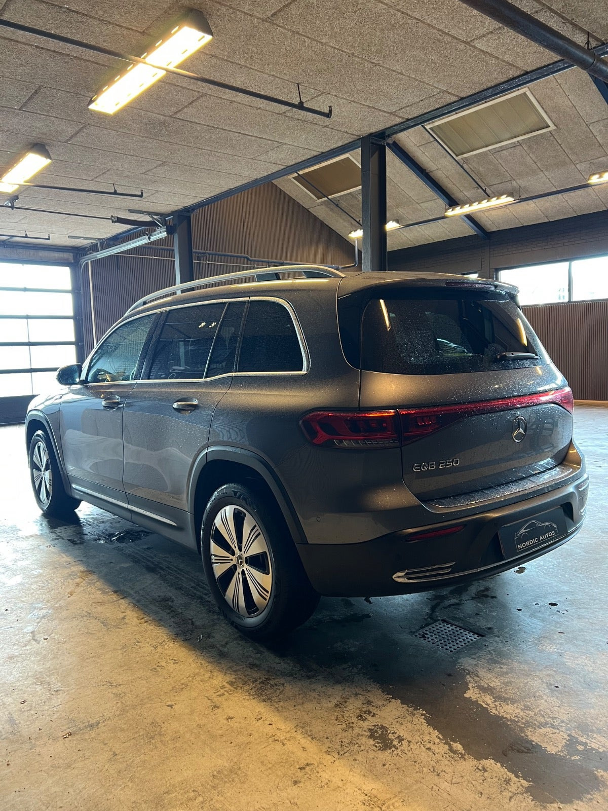 Grå Mercedes EQB250 fra 2022