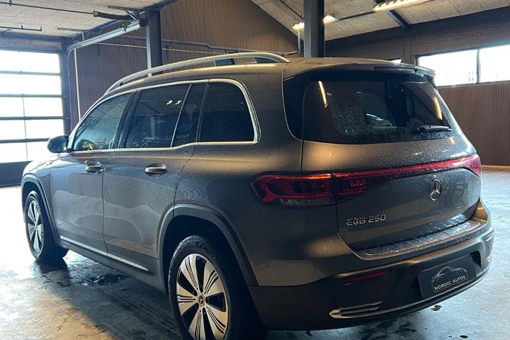 Grå Mercedes EQB250 fra 2022