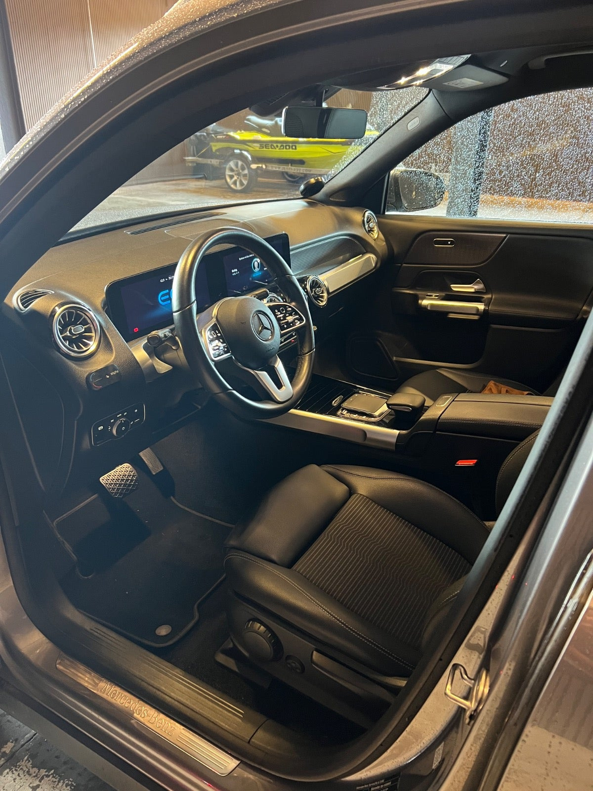 Grå Mercedes EQB250 fra 2022