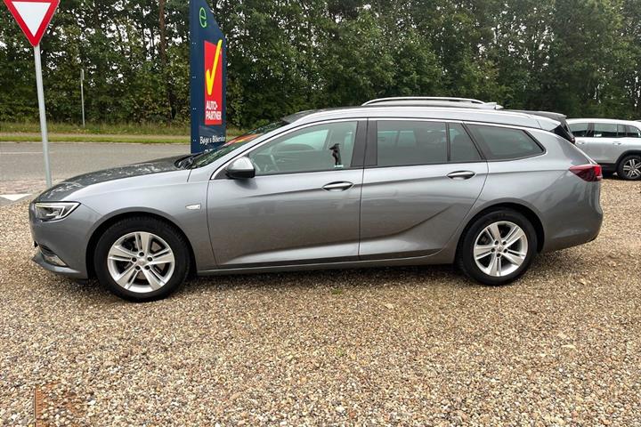 Grå Opel Insignia fra 2018