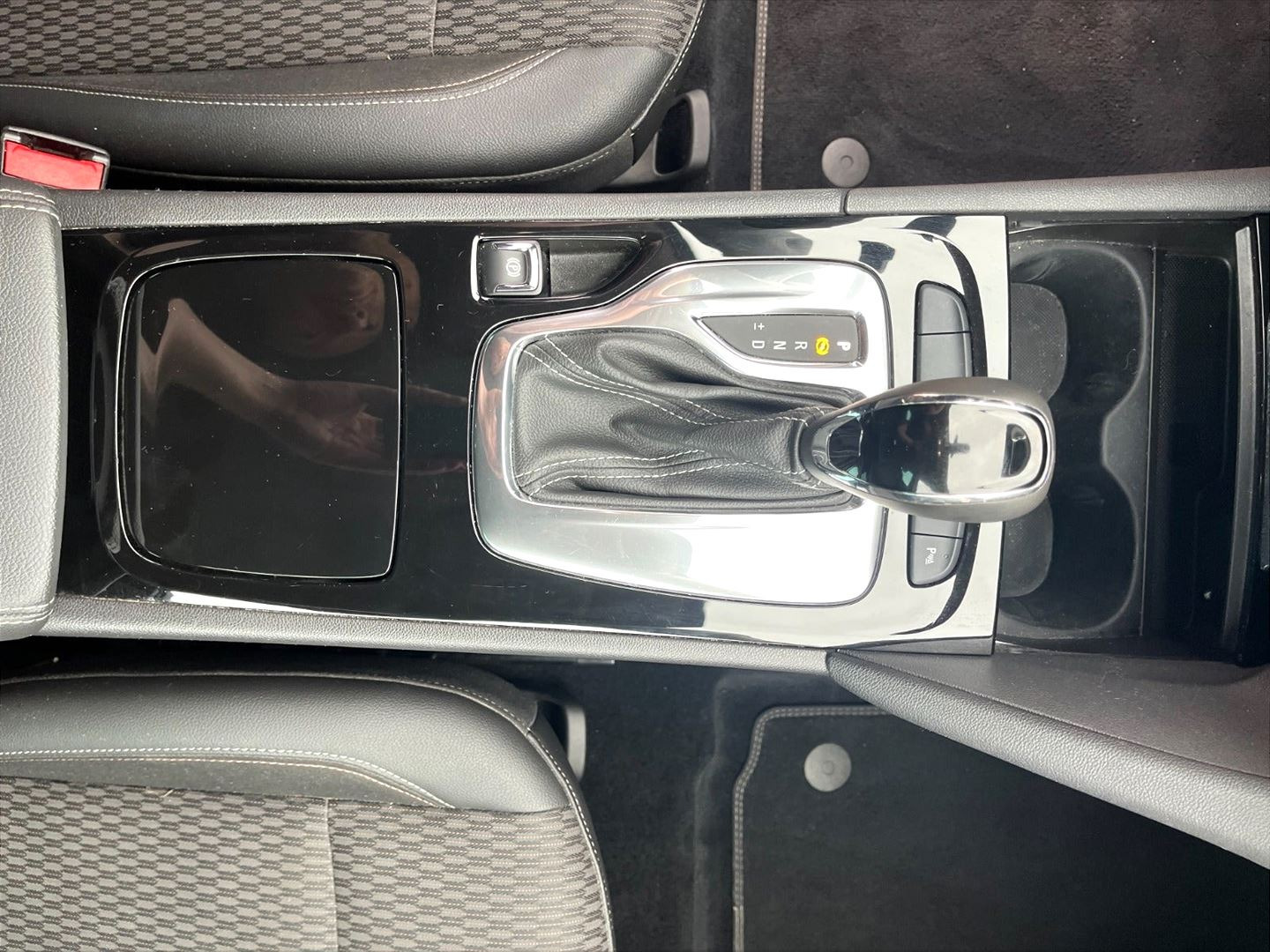 Grå Opel Insignia fra 2018