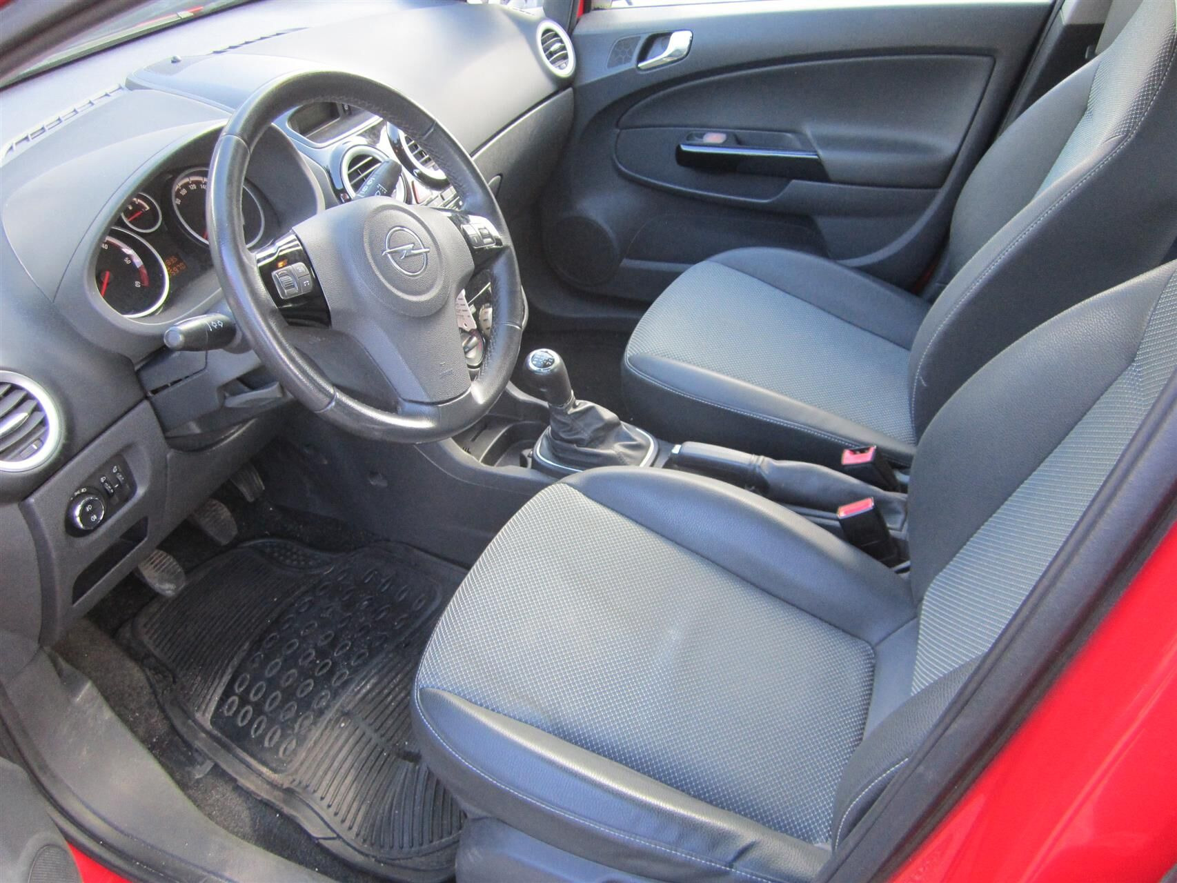 Rød Opel Corsa fra 2010