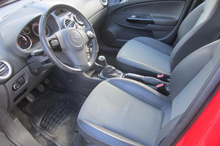 Rød Opel Corsa fra 2010