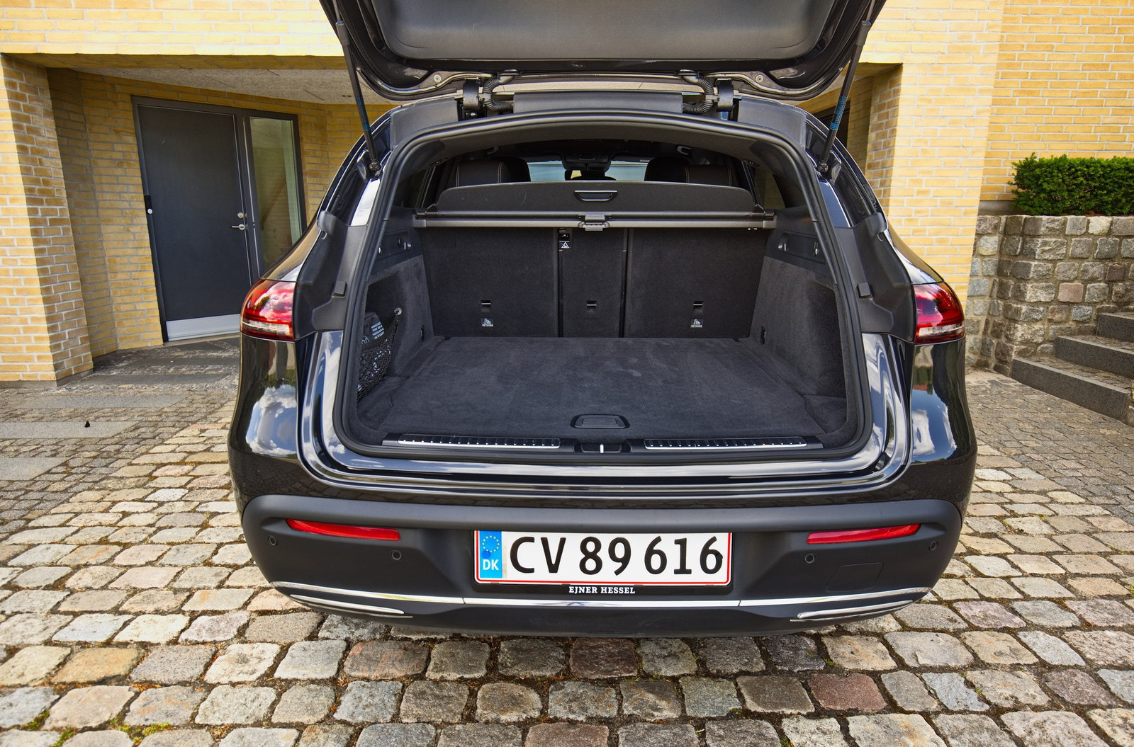 Grå Mercedes EQC fra 2020