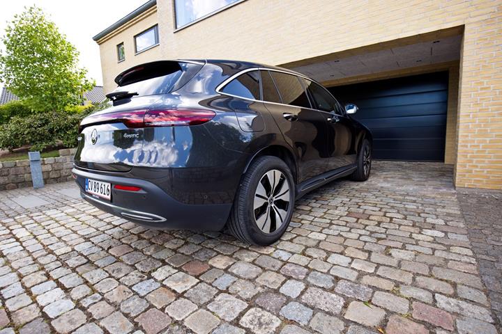 Grå Mercedes EQC fra 2020