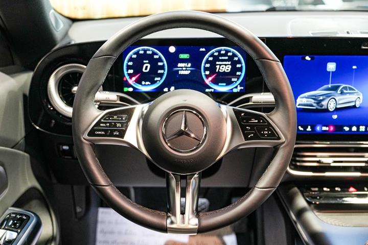 Sort Mercedes CLA250+ fra 2025