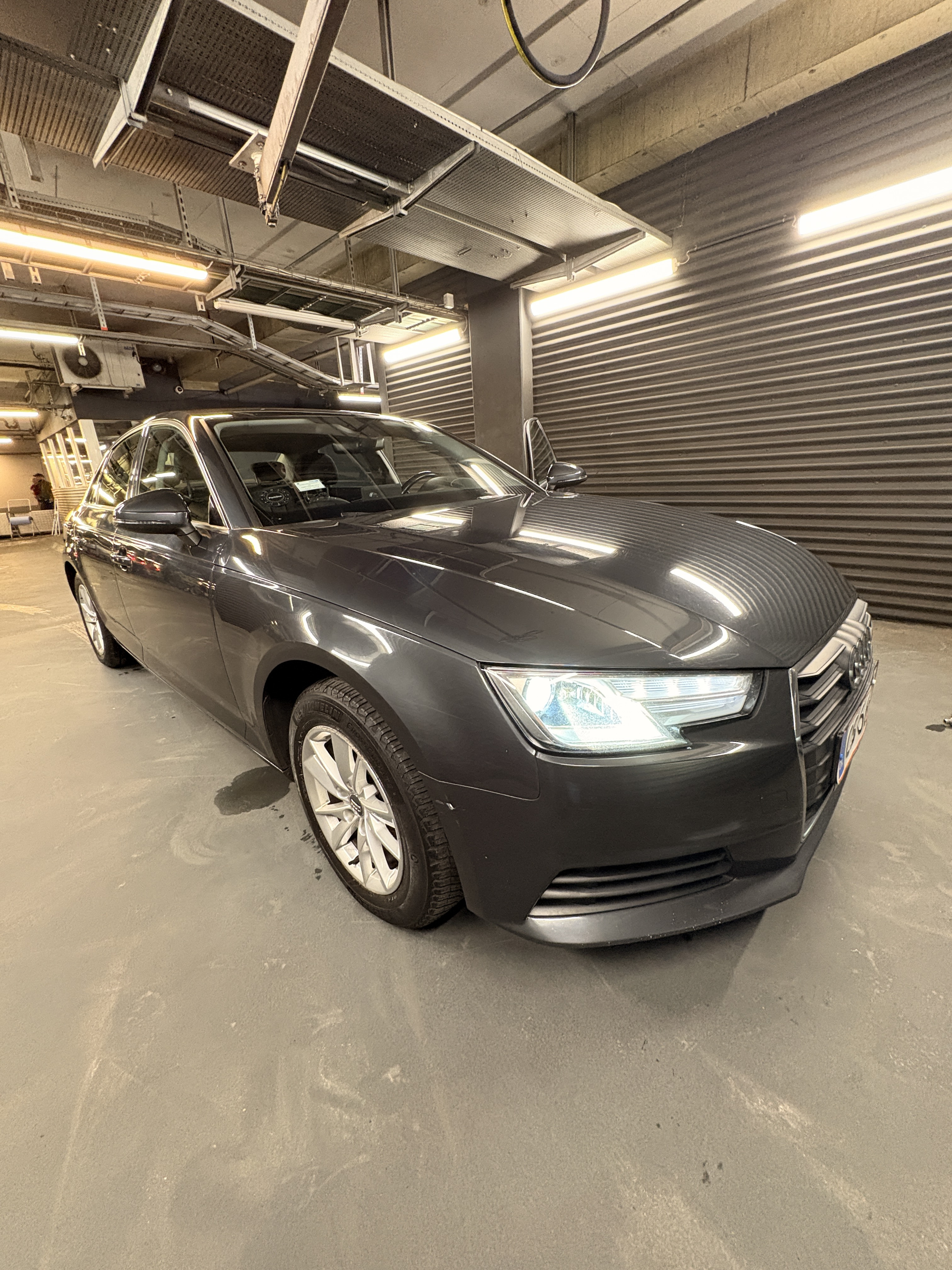 Grå Audi A4 fra 2016