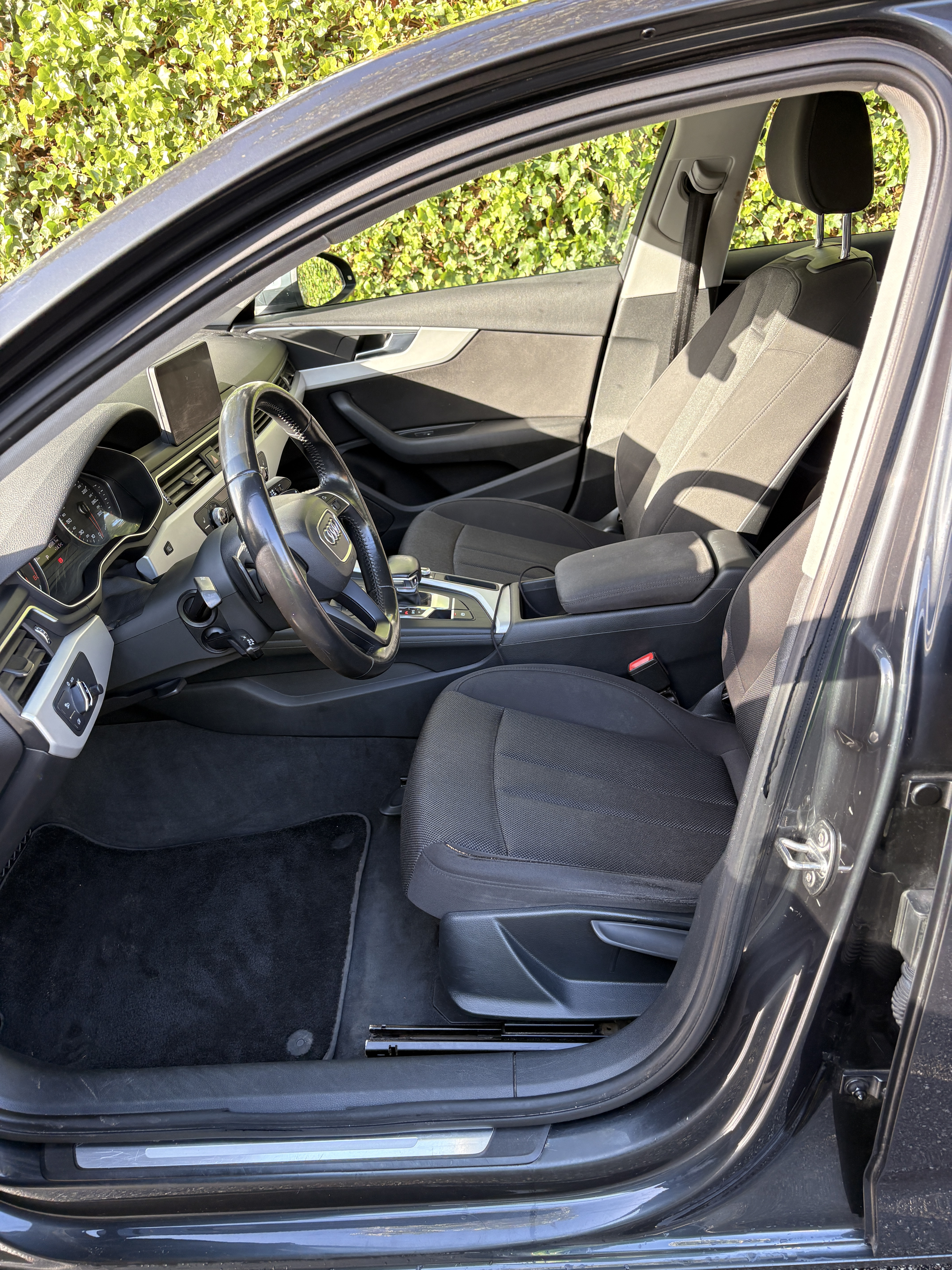 Grå Audi A4 fra 2016