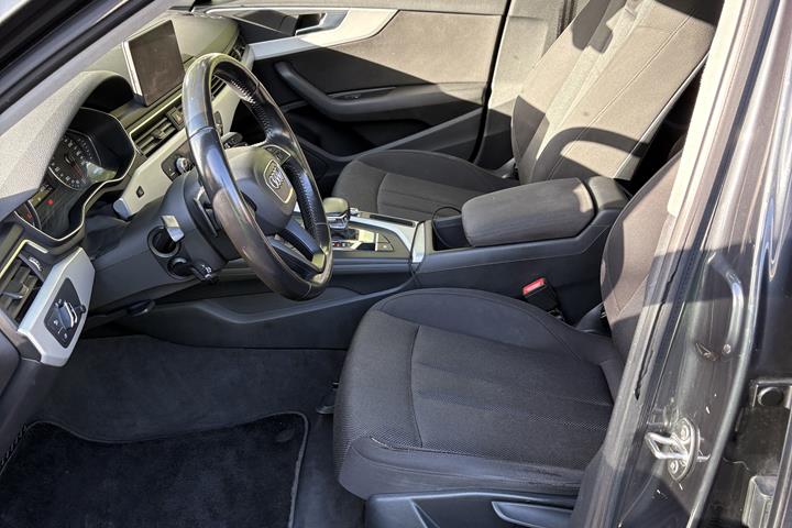 Grå Audi A4 fra 2016