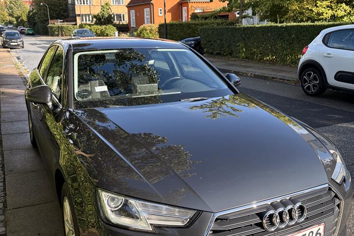 Grå Audi A4 fra 2016
