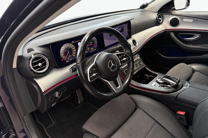 Blå Mercedes E220 d fra 2019