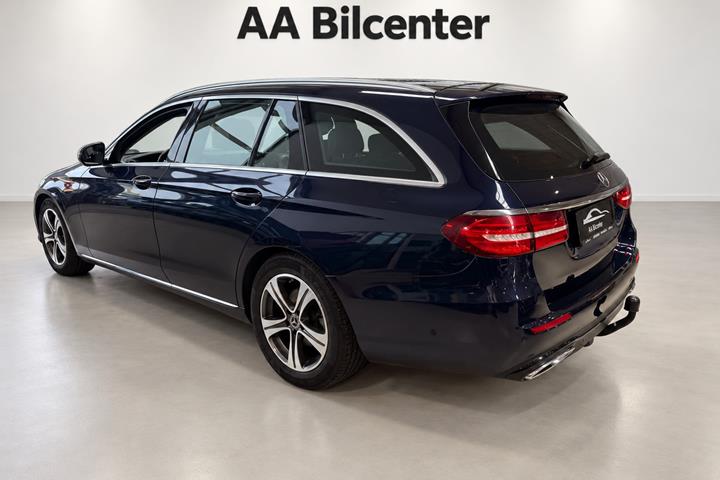 Blå Mercedes E220 d fra 2019