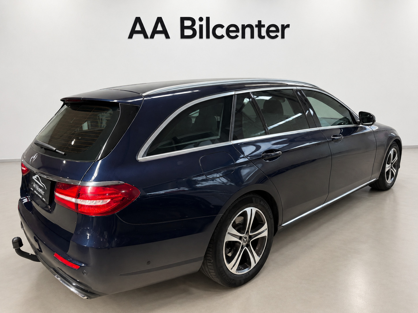 Blå Mercedes E220 d fra 2019