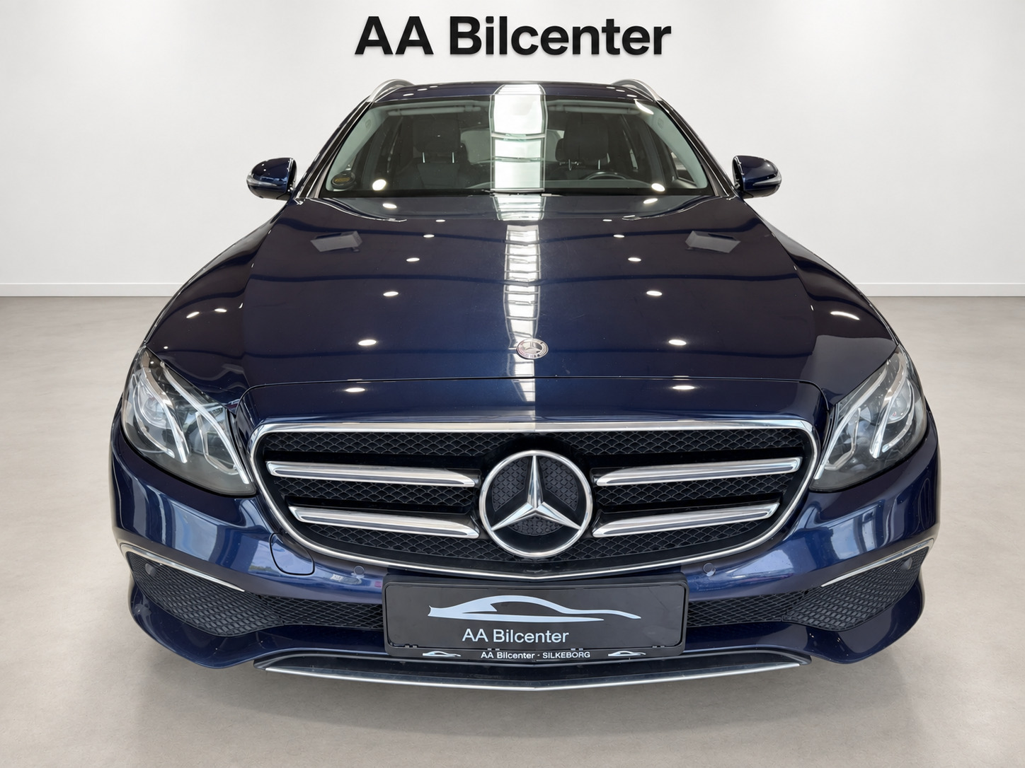 Blå Mercedes E220 d fra 2019