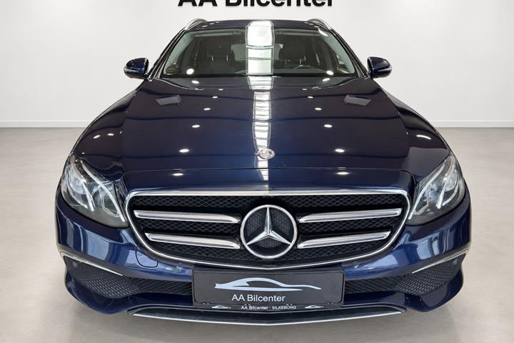 Blå Mercedes E220 d fra 2019
