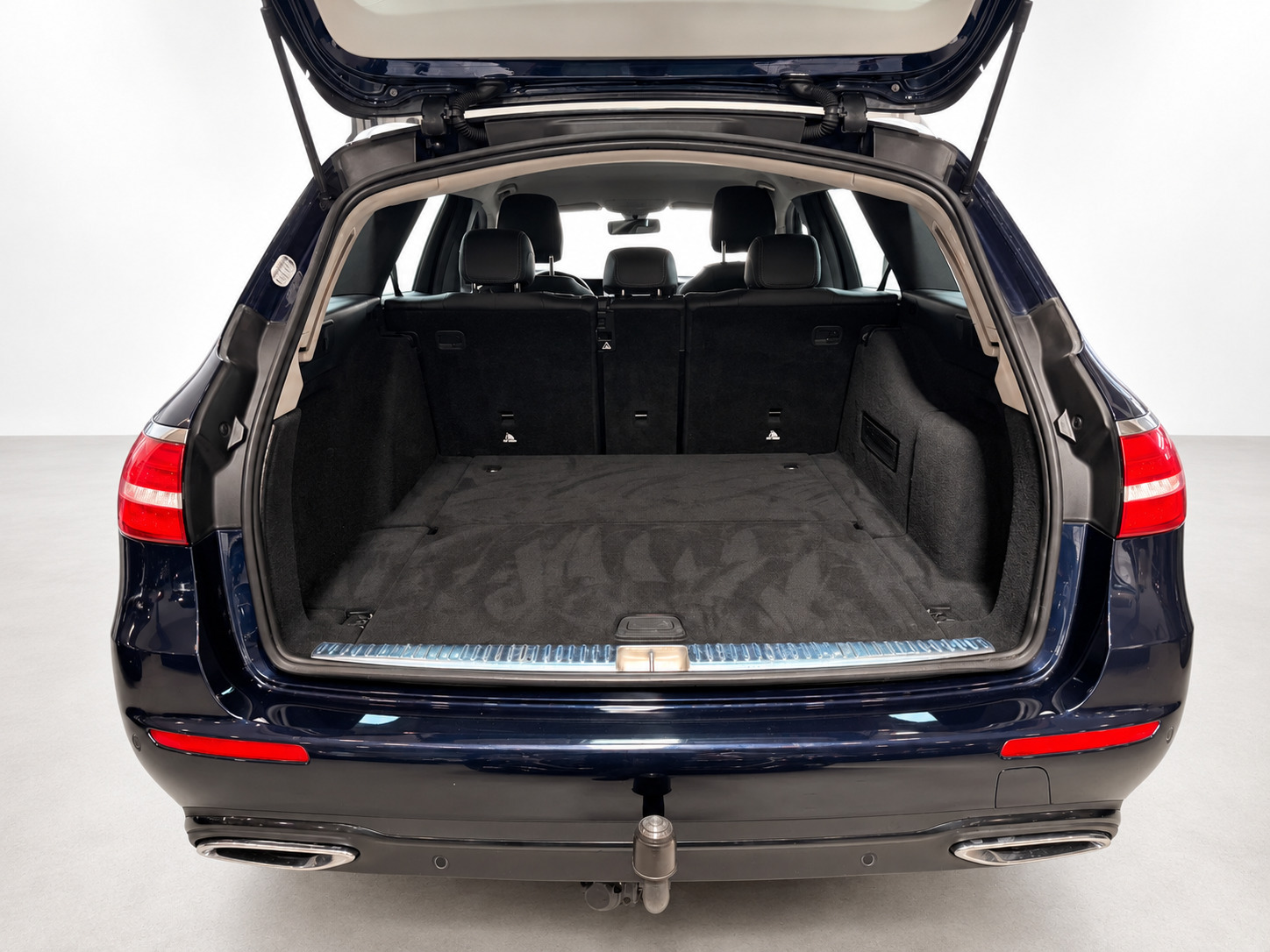 Blå Mercedes E220 d fra 2019