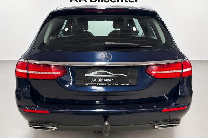 Blå Mercedes E220 d fra 2019