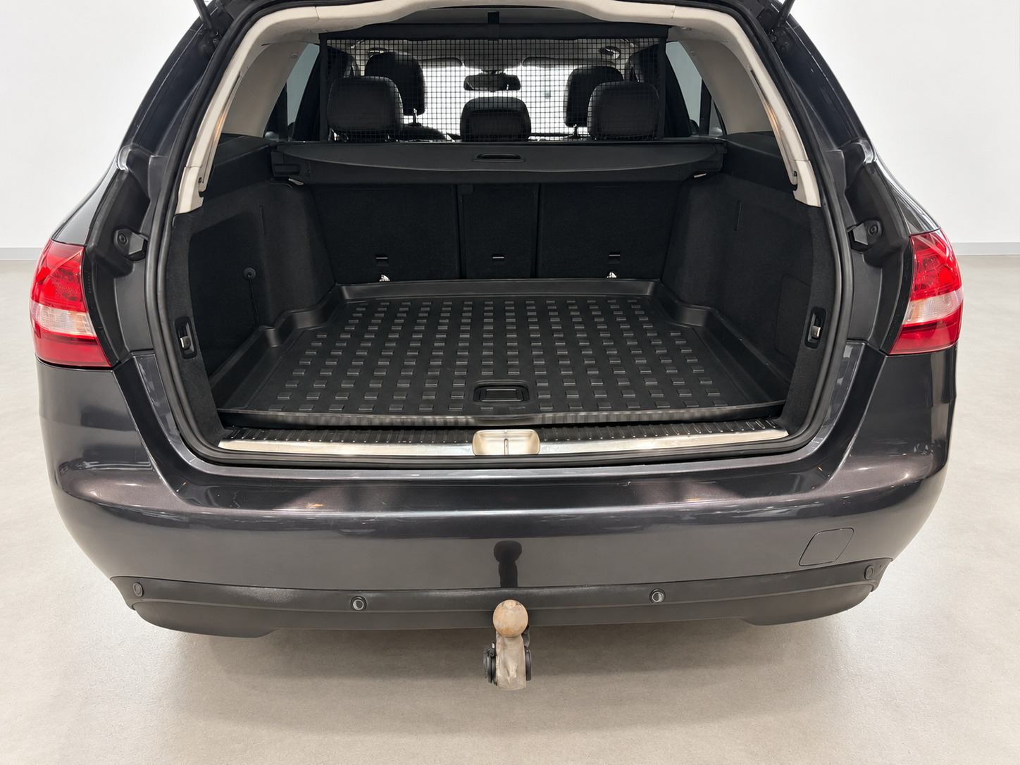 Grå Mercedes C200 d fra 2016