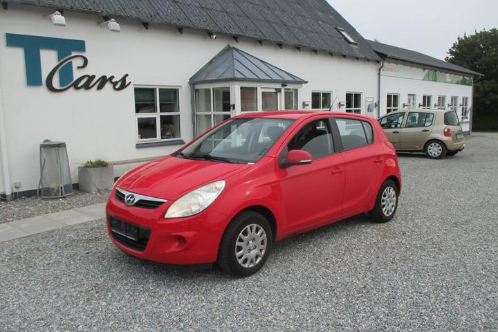 Rød Hyundai i20 fra 2011