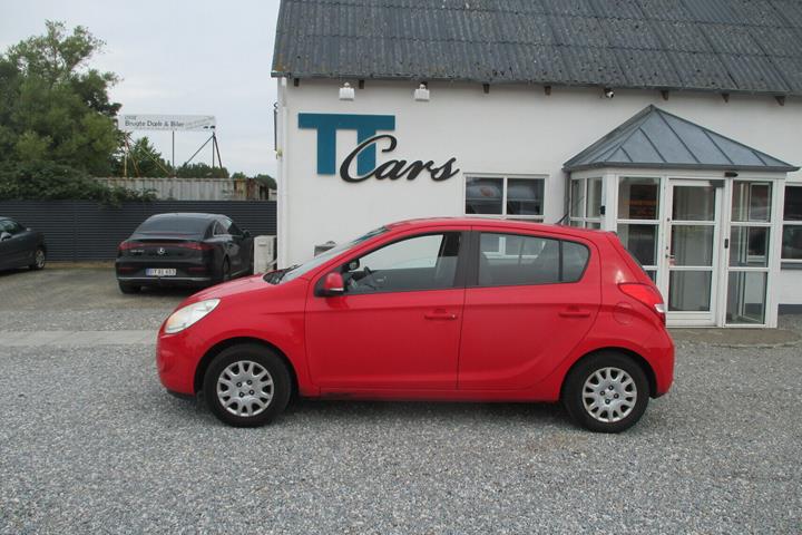 Rød Hyundai i20 fra 2011