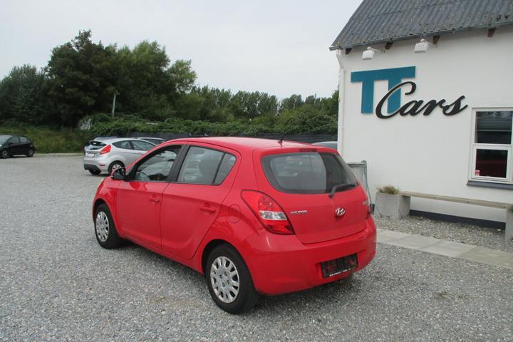 Rød Hyundai i20 fra 2011