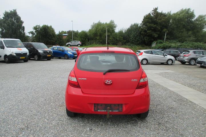 Rød Hyundai i20 fra 2011