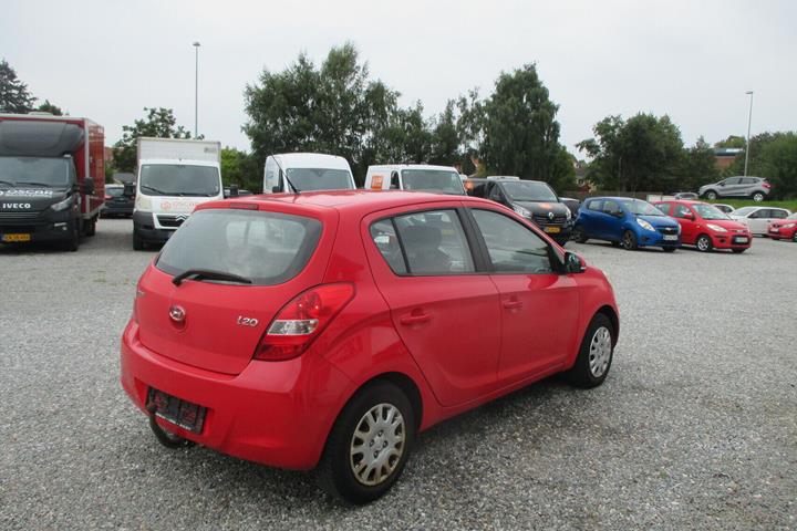 Rød Hyundai i20 fra 2011