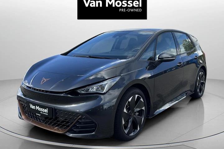Grå Cupra Born fra 2024 set udefra
