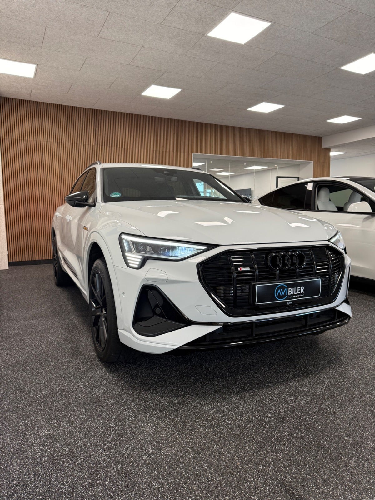 Hvid Audi e-tron fra 2023