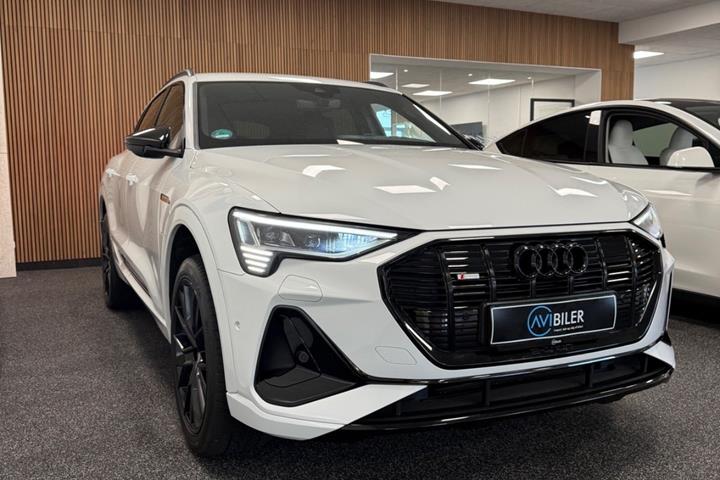 Hvid Audi e-tron fra 2023