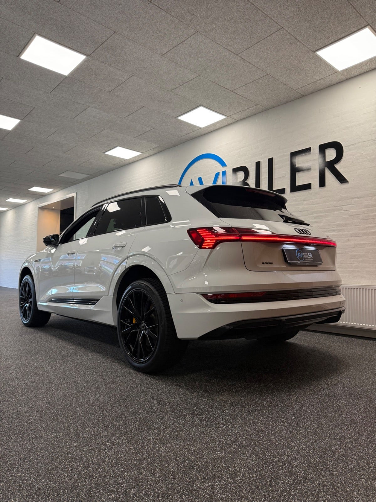 Hvid Audi e-tron fra 2023