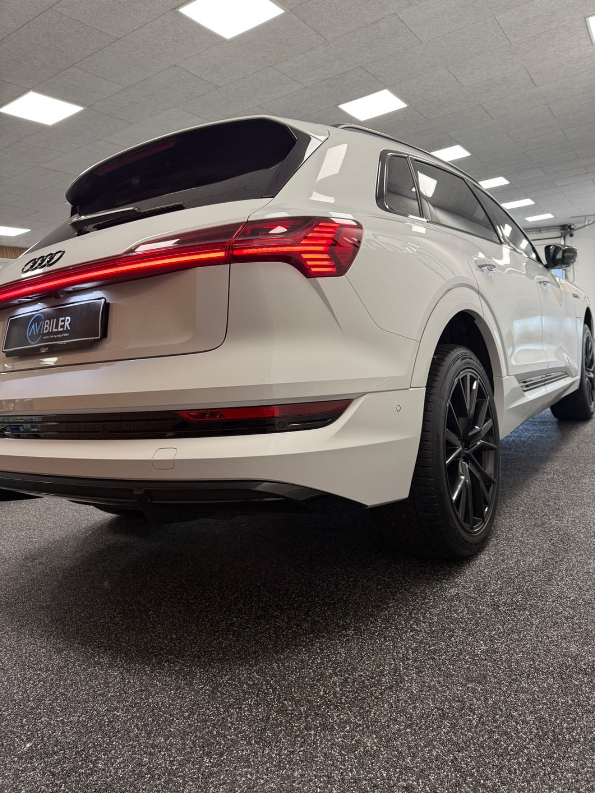 Hvid Audi e-tron fra 2023