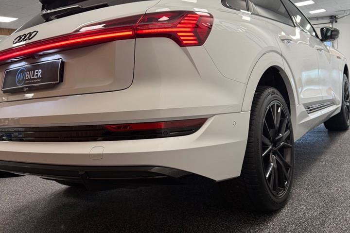 Hvid Audi e-tron fra 2023