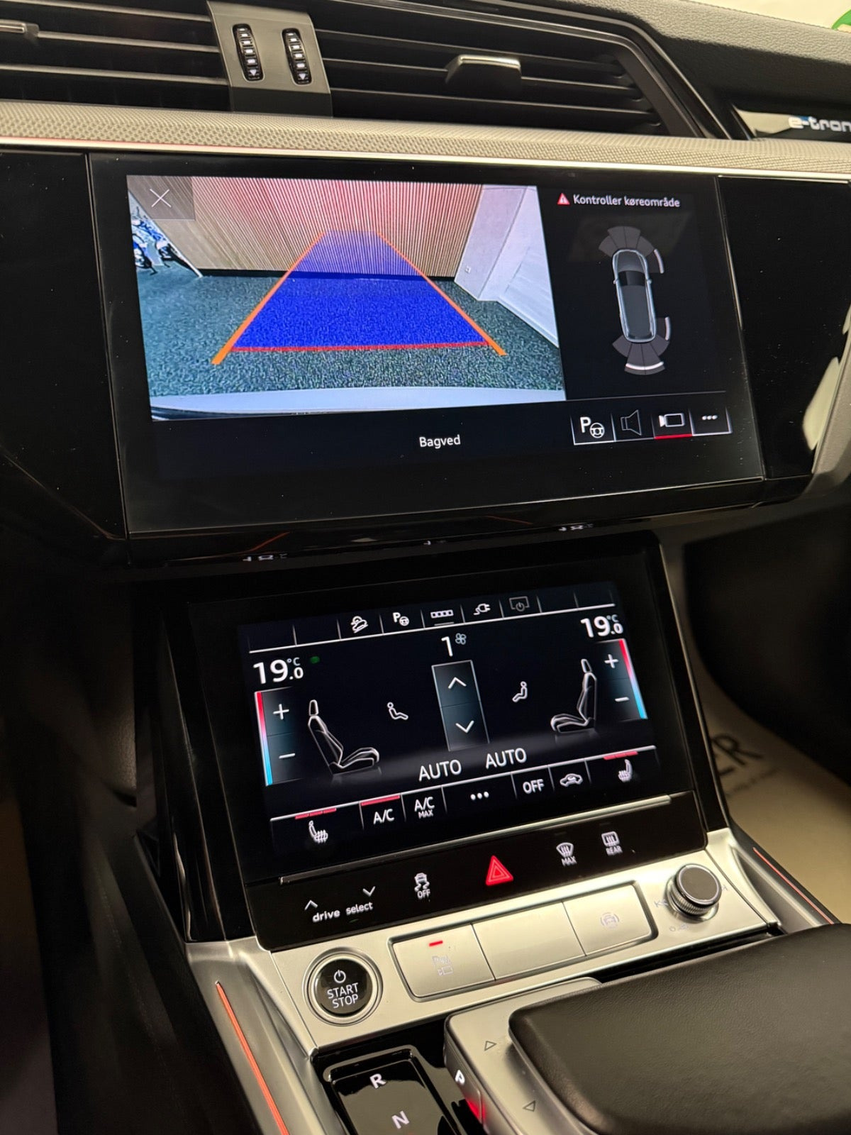 Hvid Audi e-tron fra 2023