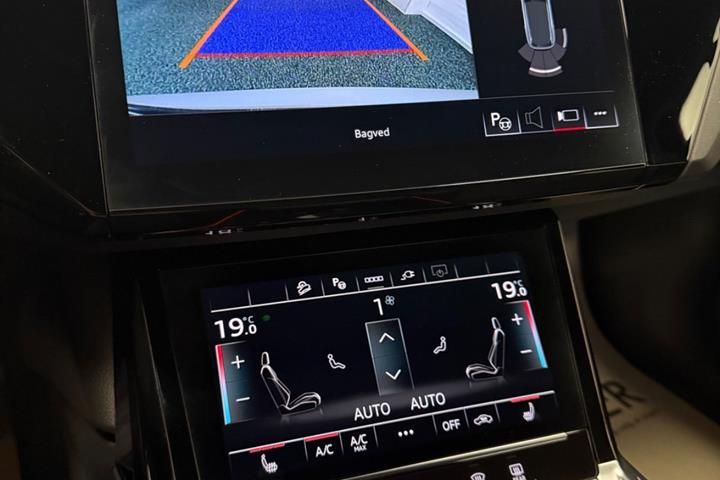 Hvid Audi e-tron fra 2023